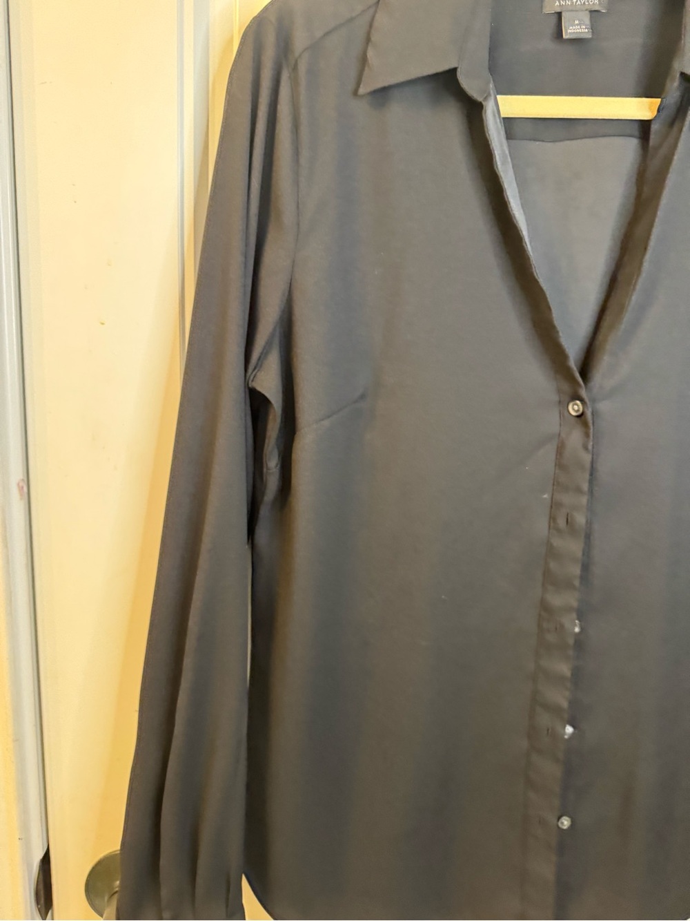 Women’s Ann Taylor Solid Black Button Down Blouse Size M - Picture 13 of 14